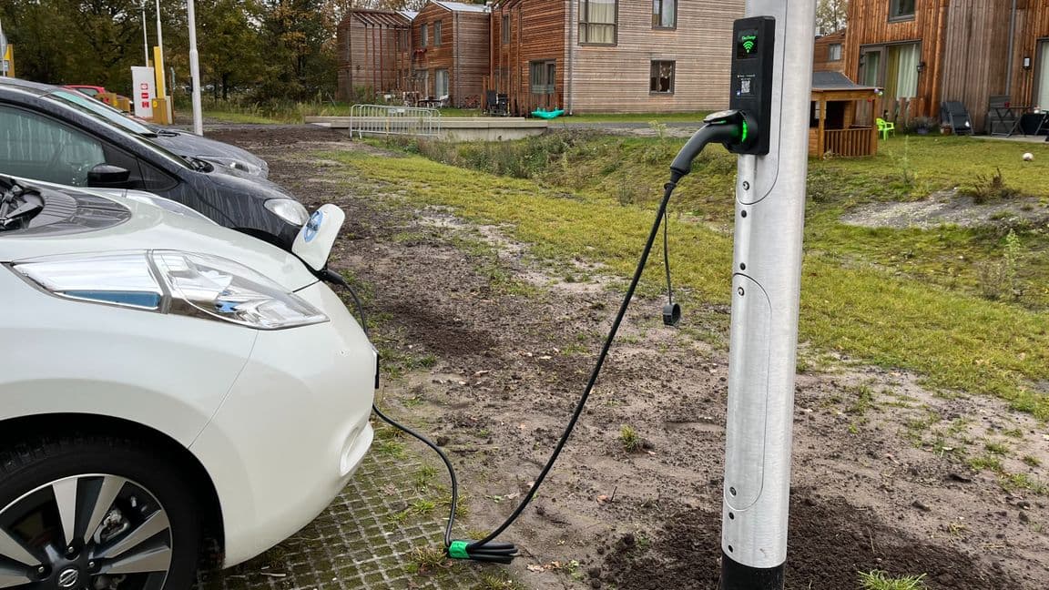 Elektrische auto aan de laadpaal bij een woning